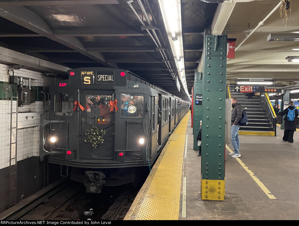 Holiday Train northbound at Broadway-Lafayette Station